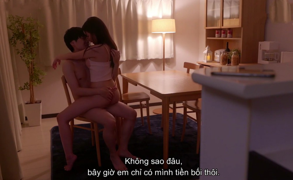 cau-nhan-vien-tru-mua-nho-nha-chi-dong-nghiep-xinh-dep-luc-nua-dem-va