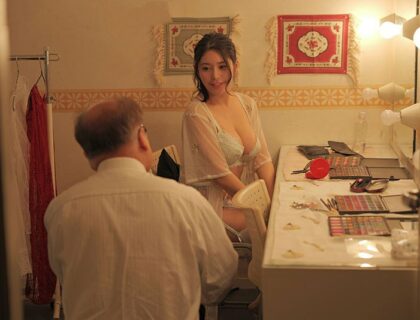 co-vo-tre-thieu-thon-tinh-duc-di-lam-gai-goi-de-duoc-thoa-man-ban-than