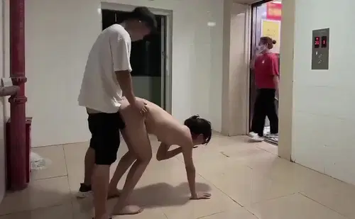 dang-chich-em-truoc-sanh-thang-may-thi-gap-chi-hang-xom