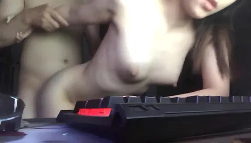 dang-ngoi-lam-viec-thi-em-coi-do-lam-luon-mot-nhay-tren-ban