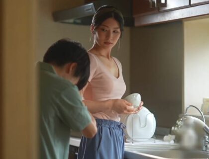 nho-chi-gai-day-hon-cau-em-trai-lam-lieu-dit-luon-chi-gai