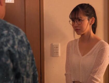 nu-gia-su-xinh-dep-va-cau-hoc-tro-so-huong