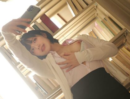 nu-giao-vien-xinh-xan-thich-chup-anh-tu-suong-bi-nhung-cau-hoc-tro-bat-gap-va