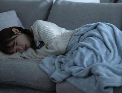 thay-em-gai-ngu-say-anh-trai-gia-vo-so-soang-roi-cuong-hiep